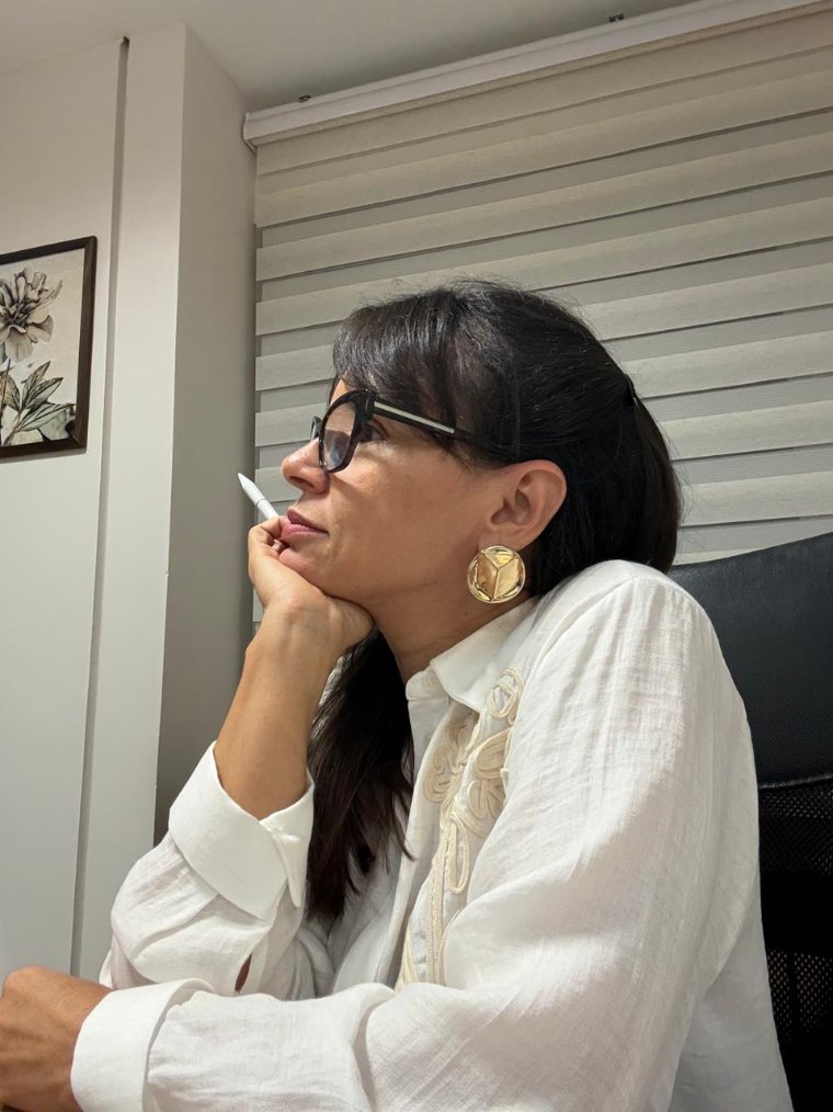 Valquiria Pichiteli Guimarães em momento de escuta no consultório